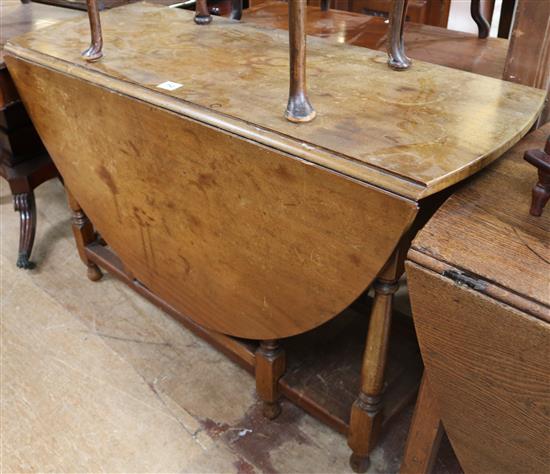 Circular drop leaf dining table(-)